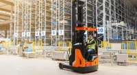 Reach truck - czym jest wózek wysokiego składowania i ile kosztuje